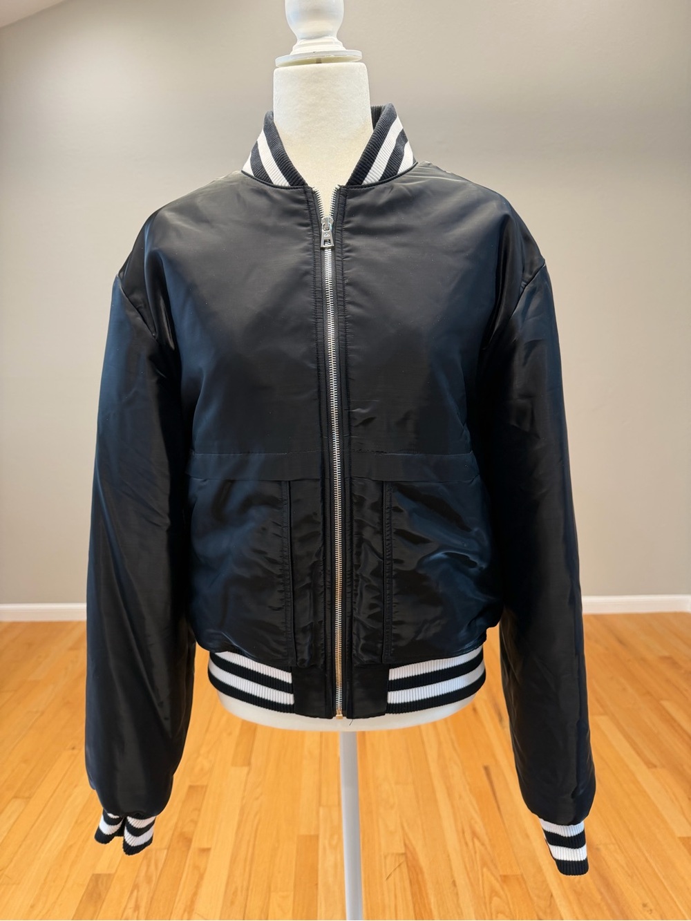 NWOT Alo Yoga Afterglow Varsity Jacket Black Bomber Small Unisex U4042R